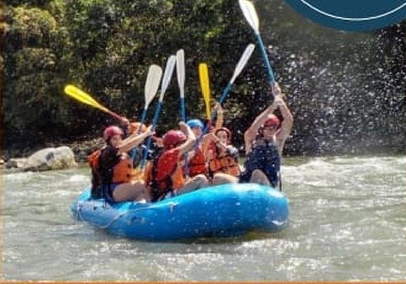 Grupo haciendo rafting en un río de Chiriquí