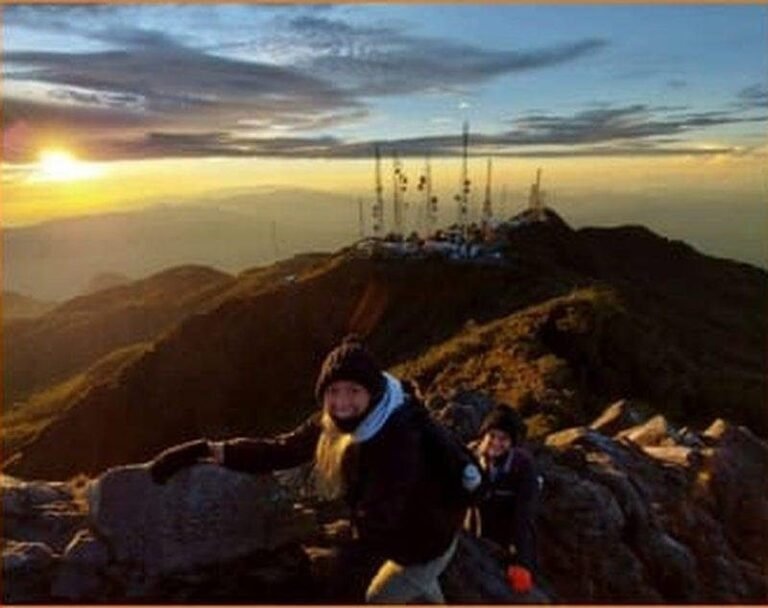 Amanecer en la cima del Volcán Barú