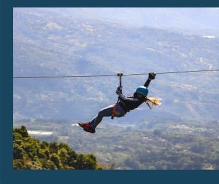 Persona en tirolesa sobre el valle del Volcán Barú