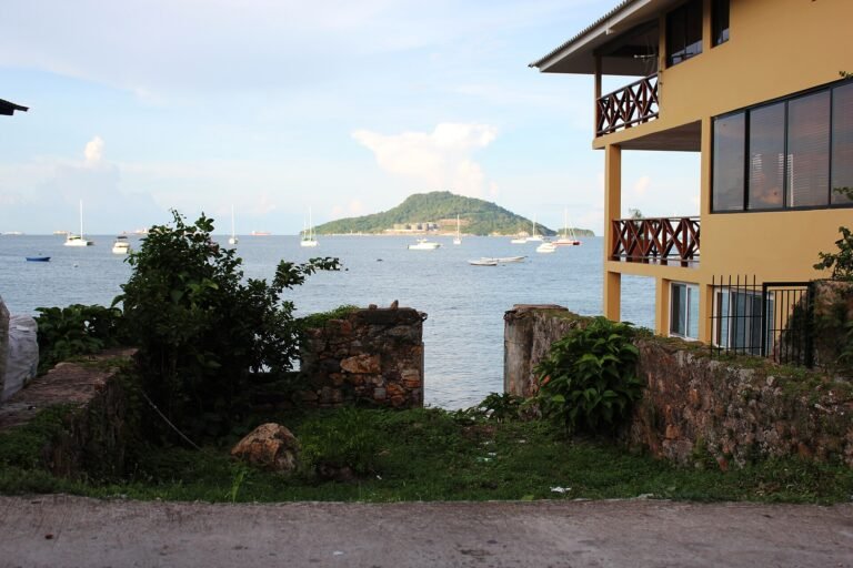 Muelle de Isla Taboga con el pueblo al fondo