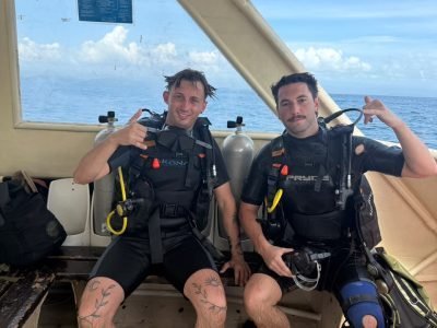 Dos buzos con equipo en la lancha de La Buga