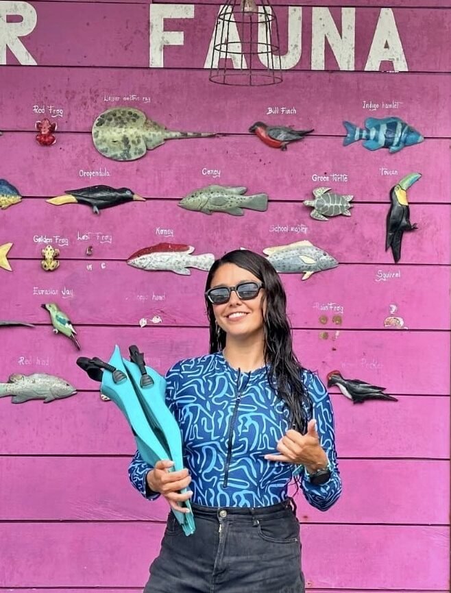 Visitante con equipo de esnórquel en La Buga, Bocas del Toro