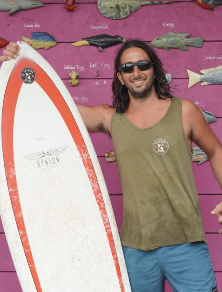 Instructor de surf de La Buga con su tabla