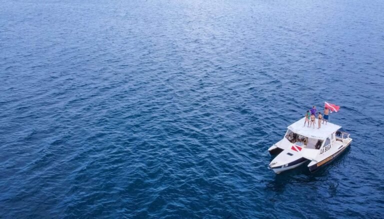 Lancha de buceo de La Buga en mar abierto