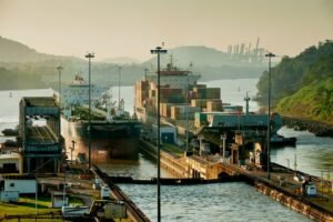 Buque portacontenedores dentro de las Esclusas de Miraflores, Canal de Panamá