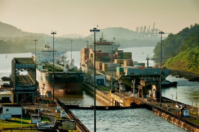 Buque portacontenedores dentro de las Esclusas de Miraflores, Canal de Panamá