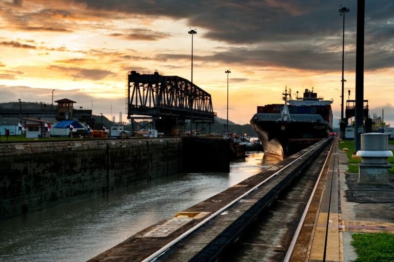 Barco en una cámara de las Esclusas de Miraflores al atardecer