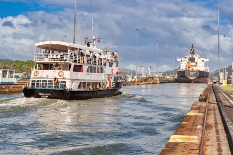 Pacific Queen en una cámara de las esclusas del Canal de Panamá
