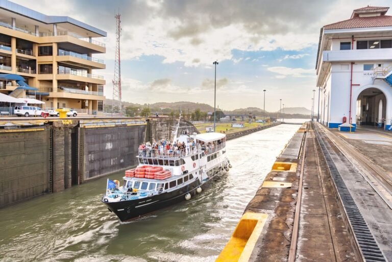 Pacific Queen entrando a las esclusas de Miraflores