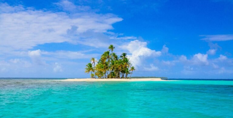 Isla pequeña de San Blas rodeada de mar turquesa