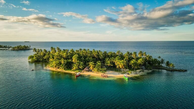 Isla de San Blas con palmeras y aguas cristalinas