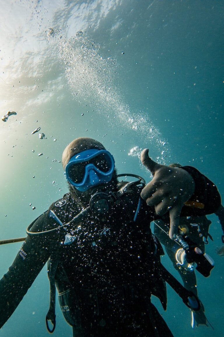 Buzo haciéndose una foto bajo el agua