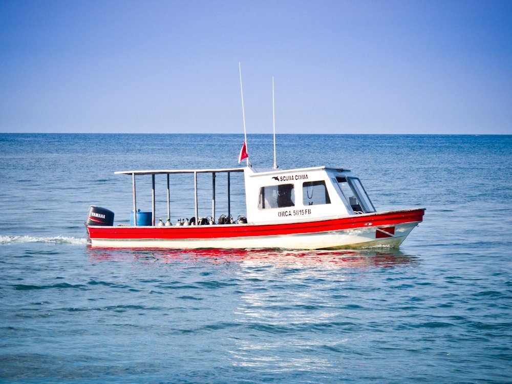 Lancha de Scuba Coiba en el mar