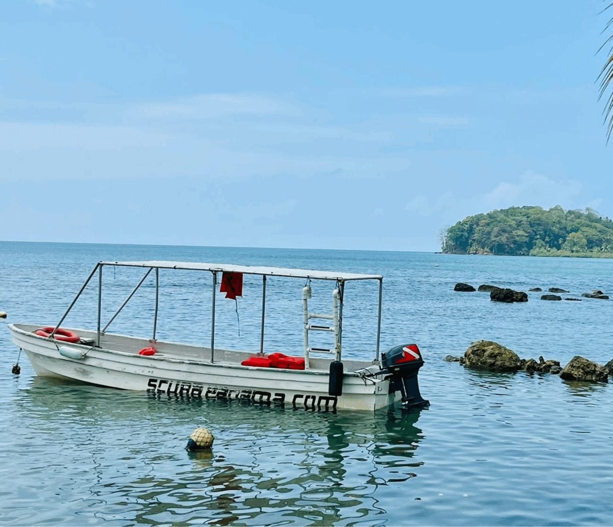 Lancha de Scuba Panama frente a la costa de Portobelo